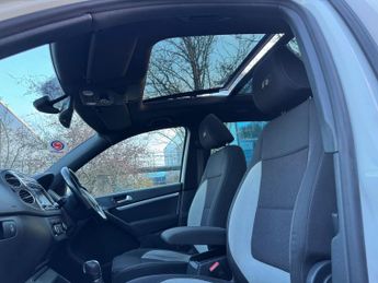 Volkswagen Tiguan 2.0 TDI BlueMotion Tech R-Line DSG 4WD Euro 5 (s/s) 5dr