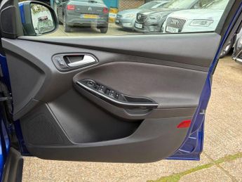 Ford Focus 1.0T EcoBoost Titanium Auto Euro 6 (s/s) 5dr
