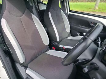 Toyota AYGO 1.0 VVT-i x-play x-shift Euro 6 5dr