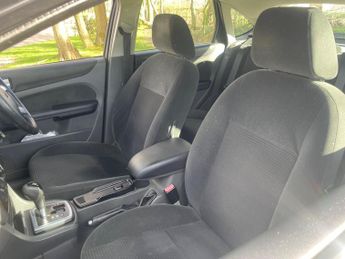 Ford Focus 1.6 Ghia 5dr