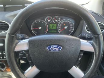 Ford Focus 1.6 Ghia 5dr
