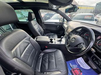 Volkswagen Touareg 3.0 TDI V6 BlueMotion Tech R-Line Tiptronic 4WD Euro 6 (s/s) 5dr