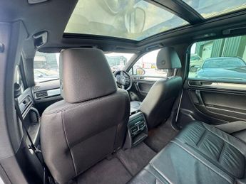 Volkswagen Touareg 3.0 TDI V6 BlueMotion Tech R-Line Tiptronic 4WD Euro 6 (s/s) 5dr