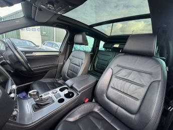 Volkswagen Touareg 3.0 TDI V6 BlueMotion Tech R-Line Tiptronic 4WD Euro 6 (s/s) 5dr