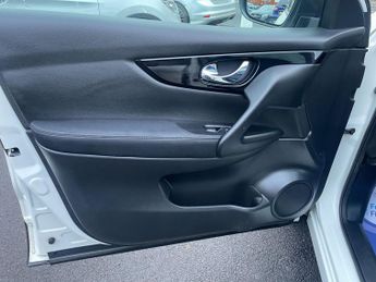 Nissan Qashqai 1.6 dCi Acenta Premium SUV 5dr Diesel XTRON 2WD Euro 5 (s/s) (13