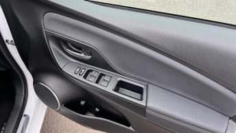 Toyota Yaris 1.5 VVT-h Excel E-CVT Euro 6 5dr (15in Alloy)