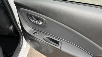 Toyota Yaris 1.5 VVT-h Excel E-CVT Euro 6 5dr (15in Alloy)