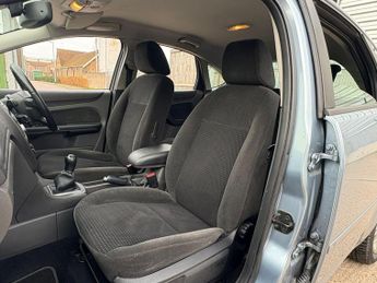 Ford Focus 1.6 Ghia 5dr