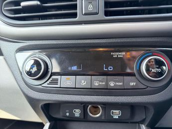 Hyundai i10 1.0 Premium Hatchback 5dr Petrol Auto Euro 6 (s/s) (63 ps)