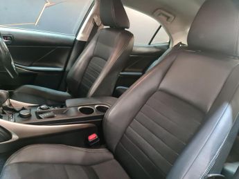 Lexus IS 2.5 300h SE E-CVT Euro 5 (s/s) 4dr