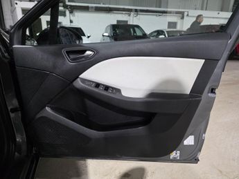 Renault Clio 1.6 E-TECH Techno Auto Euro 6 (s/s) 5dr