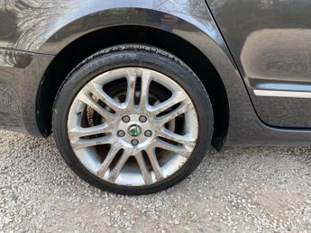 Skoda Superb 2.0 TDI Elegance DSG Euro 5 5dr