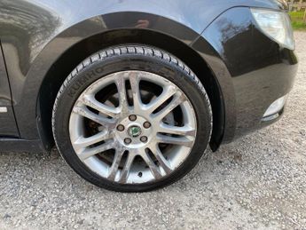 Skoda Superb 2.0 TDI Elegance DSG Euro 5 5dr