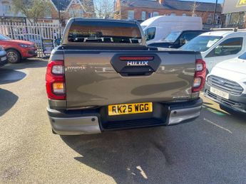 Toyota Hilux 2.8 D-4D-h Invincible X Auto 4WD Euro 6 4dr