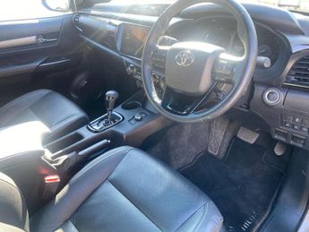 Toyota Hilux 2.8 D-4D-h Invincible X Auto 4WD Euro 6 4dr