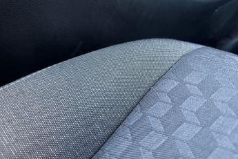 Toyota Yaris 1.5 VVT-h Design E-CVT Euro 6 (s/s) 5dr