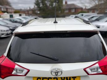 Toyota RAV4 2.2 D-CAT Invincible Auto 4WD Euro 5 5dr