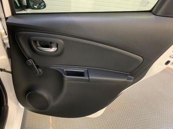 Toyota Yaris 1.5 VVT-h Design E-CVT Euro 6 (s/s) 5dr