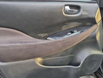 Nissan Leaf 30kWh Black Edition Hatchback 5dr Electric Auto (109 bhp)