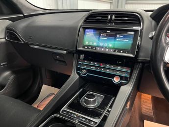 Jaguar F-PACE 2.0 D180 Chequered Flag Auto AWD Euro 6 (s/s) 5dr