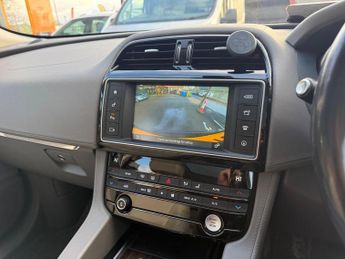 Jaguar F-PACE 2.0 D180 Portfolio Auto AWD Euro 6 (s/s) 5dr