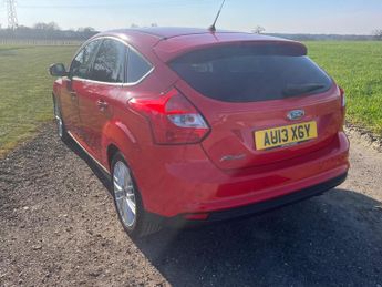 Ford Focus 1.6 Zetec Hatchback 5dr Petrol Powershift Euro 5 (125 ps)