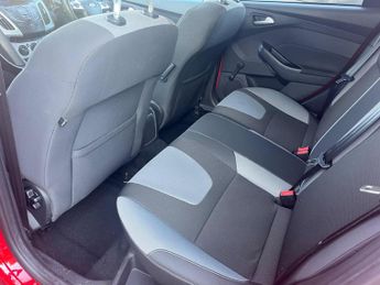 Ford Focus 1.6 Zetec Hatchback 5dr Petrol Powershift Euro 5 (125 ps)
