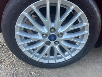 Ford Focus 1.6 Zetec Hatchback 5dr Petrol Powershift Euro 5 (125 ps)