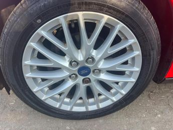 Ford Focus 1.6 Zetec Hatchback 5dr Petrol Powershift Euro 5 (125 ps)