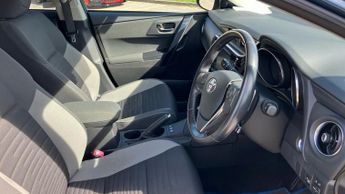 Toyota Auris 1.8 VVT-h Design CVT Euro 6 (s/s) 5dr
