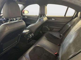 Alfa Romeo Giulia 2.9 V6 Bi-Turbo Quadrifoglio Saloon 4dr Petrol Auto Euro 6 (s/s)