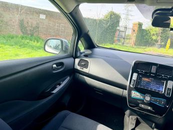 Nissan Leaf 30kWh Acenta Auto 5dr