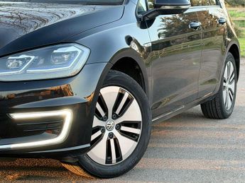 Volkswagen e-Golf 35.8kWh e-Golf Auto 5dr