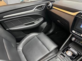 MG MG ZS 44.5kWh Exclusive Auto 5dr