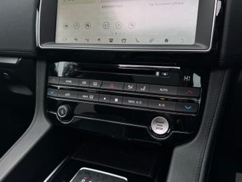 Jaguar F-PACE 2.0 D180 Portfolio Auto AWD Euro 6 (s/s) 5dr