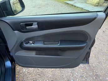 Ford Focus 1.6 Sport Auto 5dr