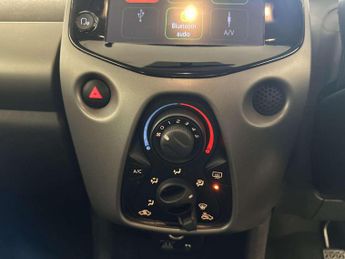 Toyota AYGO 1.0 VVT-i x-play Hatchback 5dr Petrol x-shift Euro 6 (71 ps)