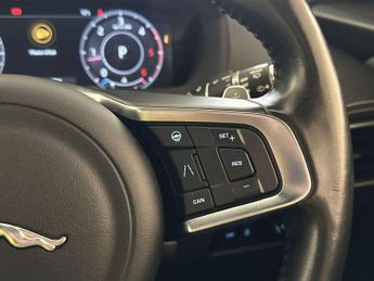 Jaguar F-PACE 2.0 D180 Chequered Flag SUV 5dr Diesel Auto AWD Euro 6 (s/s) (18