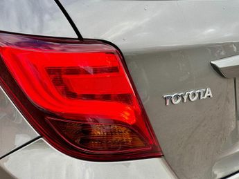 Toyota Yaris 1.5 VVT-h Design E-CVT Euro 6 5dr