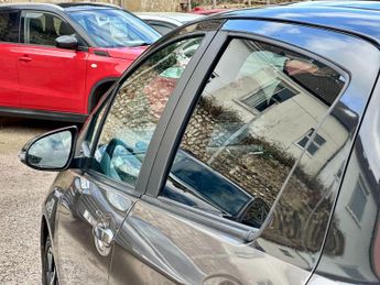 Toyota Yaris 1.5 VVT-h Design E-CVT Euro 6 5dr