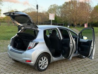 Toyota Yaris 1.5 VVT-h T4 Hatchback 5dr Petrol Hybrid CVT Euro 5 (101 ps)