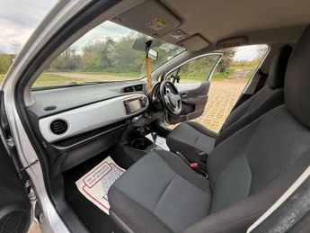 Toyota Yaris 1.5 VVT-h T4 Hatchback 5dr Petrol Hybrid CVT Euro 5 (101 ps)