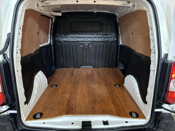 Vauxhall Combo Electric 2300 50kWh Dynamic Panel Van 5dr Electric Auto L1 H1 (136 ps)