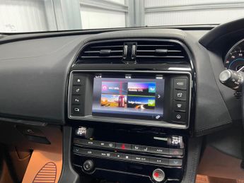 Jaguar F-PACE 2.0 D180 Portfolio Auto AWD Euro 6 (s/s) 5dr