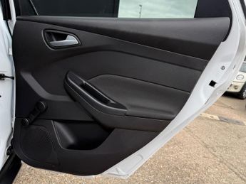 Ford Focus 1.0T EcoBoost Zetec Euro 5 (s/s) 5dr