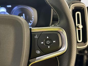 Volvo XC40 1.5h T5 Twin Engine Recharge 10.7kWh R-Design Pro SUV 5dr Petrol