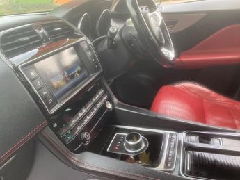 Jaguar F-PACE 2.0 D180 R-Sport Auto AWD Euro 6 (s/s) 5dr