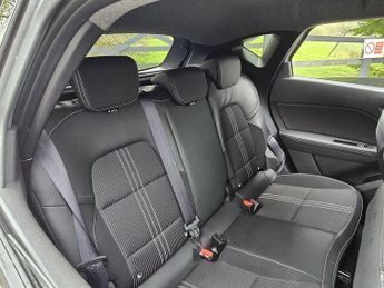 Renault Captur 1.6 E-TECH E-Tech engineered SUV 5dr Petrol Hybrid Auto Euro 6 (