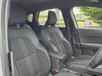 Renault Captur 1.6 E-TECH E-Tech engineered SUV 5dr Petrol Hybrid Auto Euro 6 (