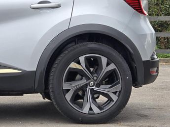 Renault Captur 1.6 E-TECH E-Tech engineered SUV 5dr Petrol Hybrid Auto Euro 6 (